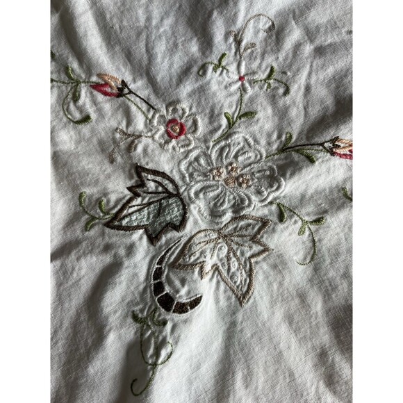 Vintage Embroidered Table Cover 29x33 White White Flower Vines Leaf - Picture 4 of 9
